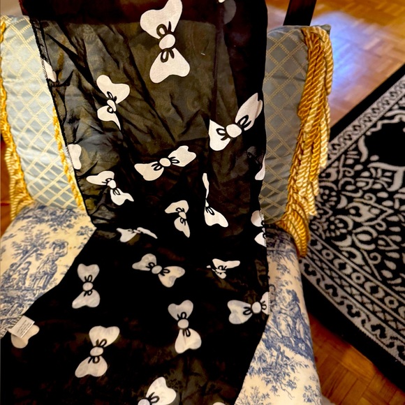 Black and White Bow Pattern Scarf - Picture 1 of 4